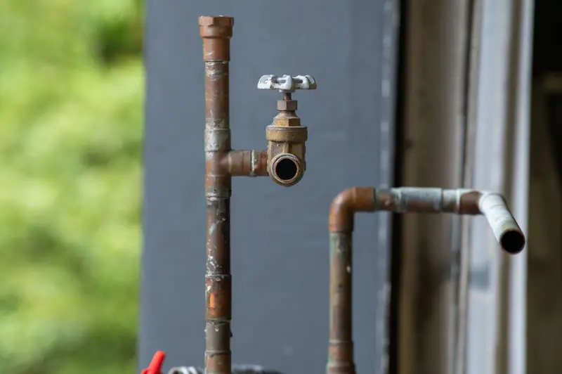 Copper supply pipe with a shutoff valve on an outside wall